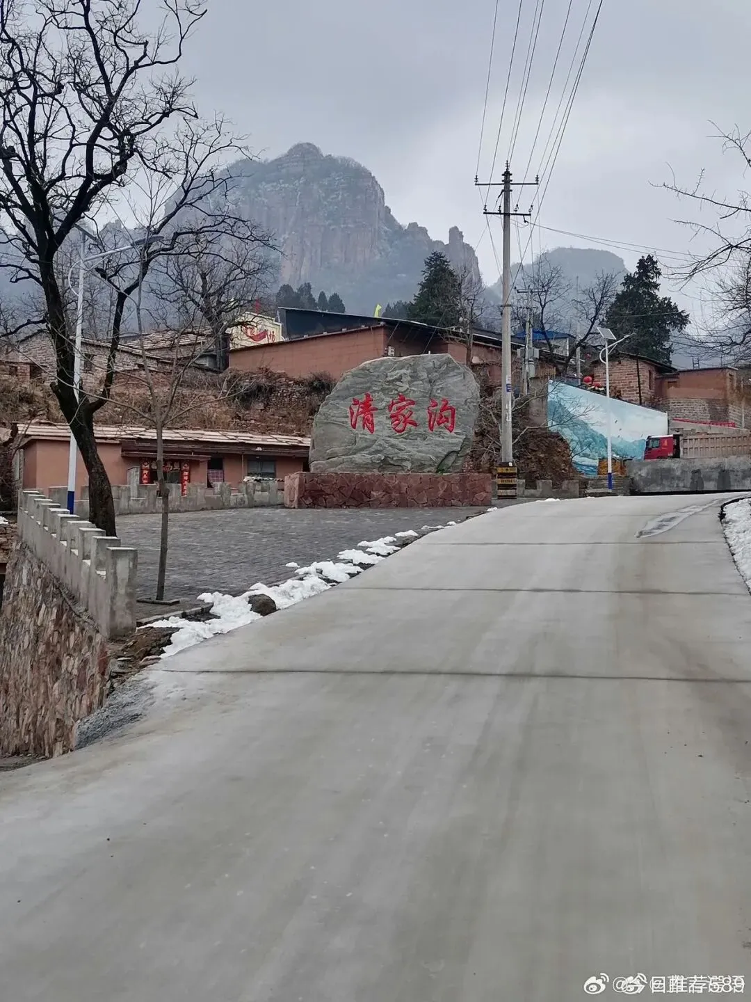 河北省邢台市信都区的旅游重点镇路罗镇辖区生活垃圾及渣土堆积