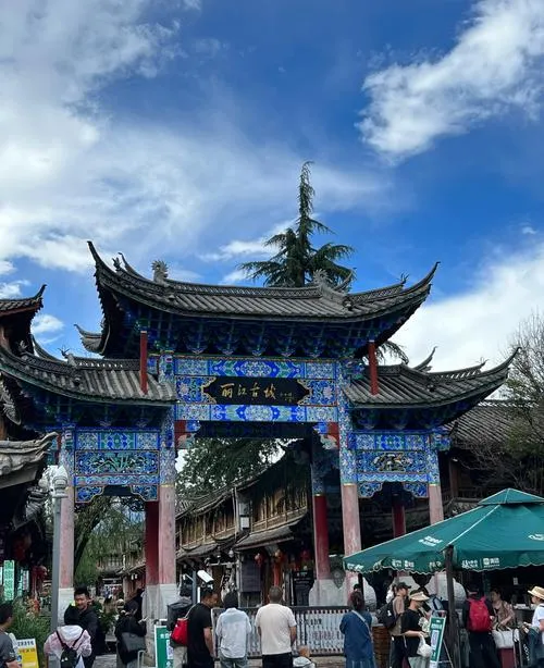 大量德国游客涌入丽江,打着旅游的幌子,不逛玉龙雪山,不吃丽江粑粑,为什么?