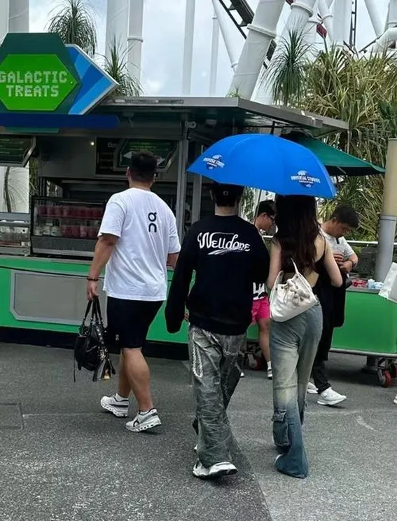 50岁黄晓明和一位年轻美女现身新加坡旅游,两人共撑一把伞很亲密