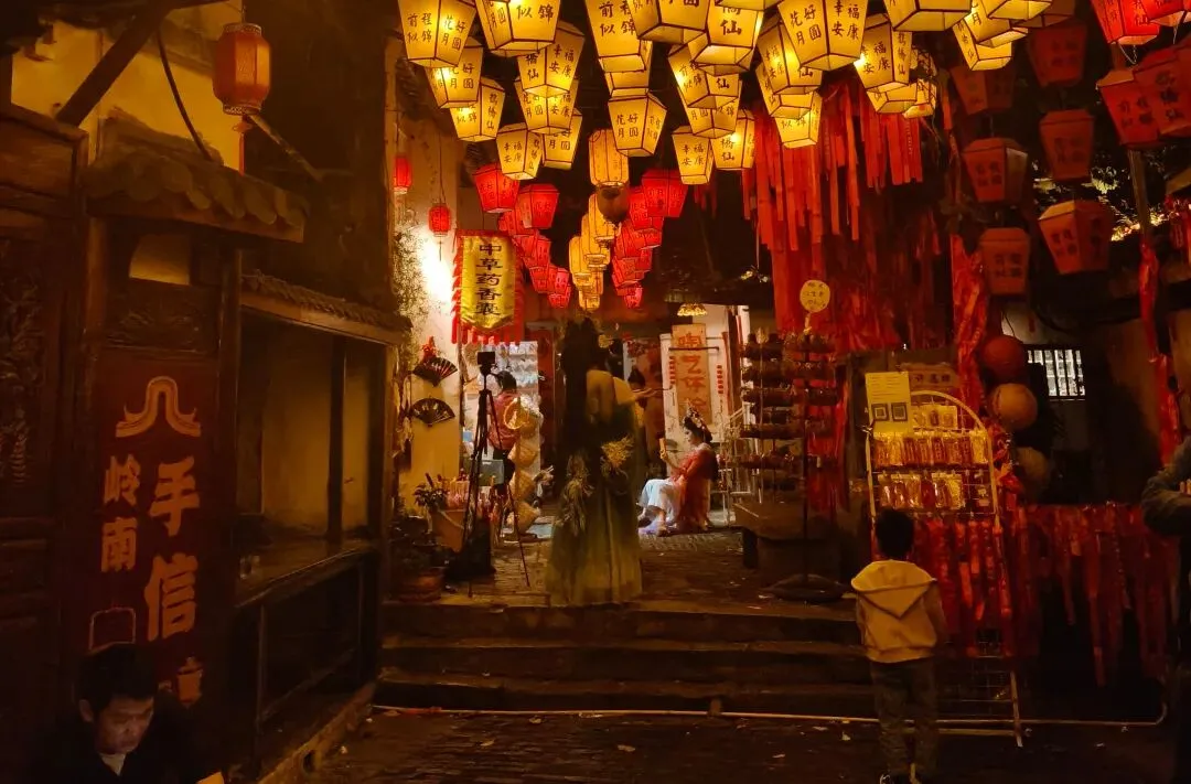 景区里都是女人,男人都去哪里了?