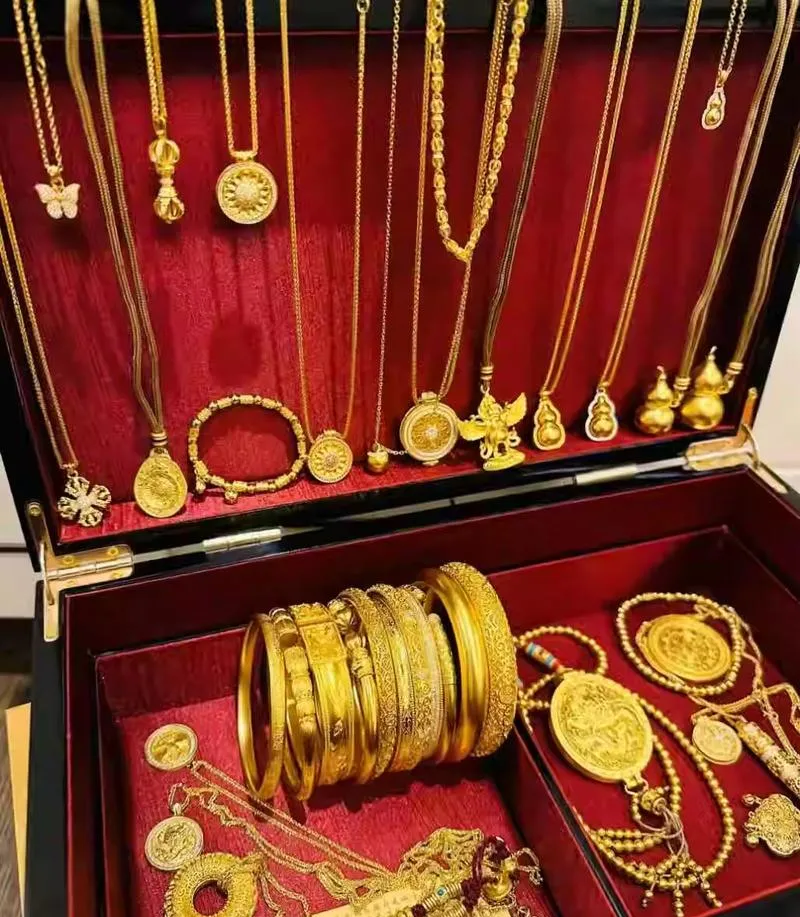 三亚女士旅游时买的金饰品,回家后发现是旅游纪念品!