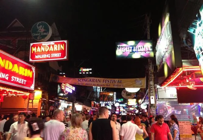 大量泰国游客涌入哈尔滨,打着旅游的幌子,不逛冰雪大世界,不吃红肠,为什么?