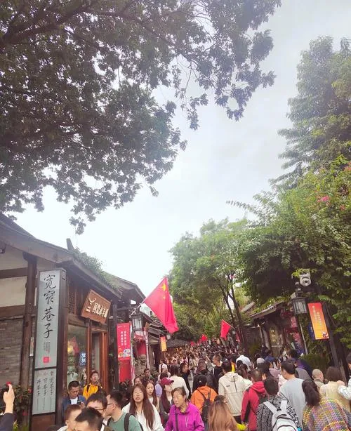 大量泰国游客涌入成都,打着旅游的幌子,不逛宽窄巷子,不吃火锅,为什么?