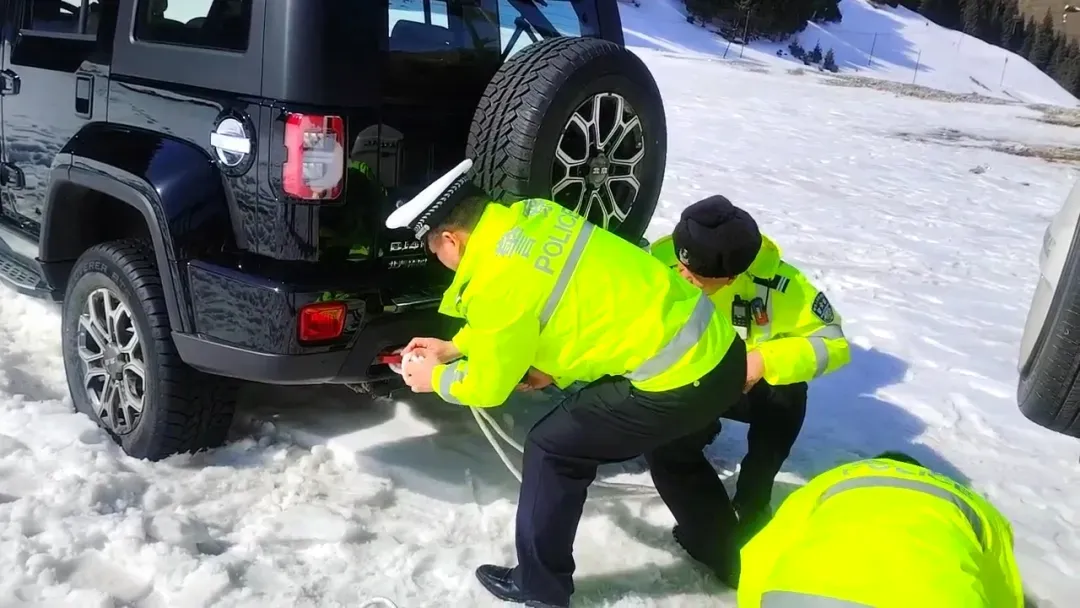 车辆被困景区、隧道燃油耗尽 霍城交警接连救援解民忧