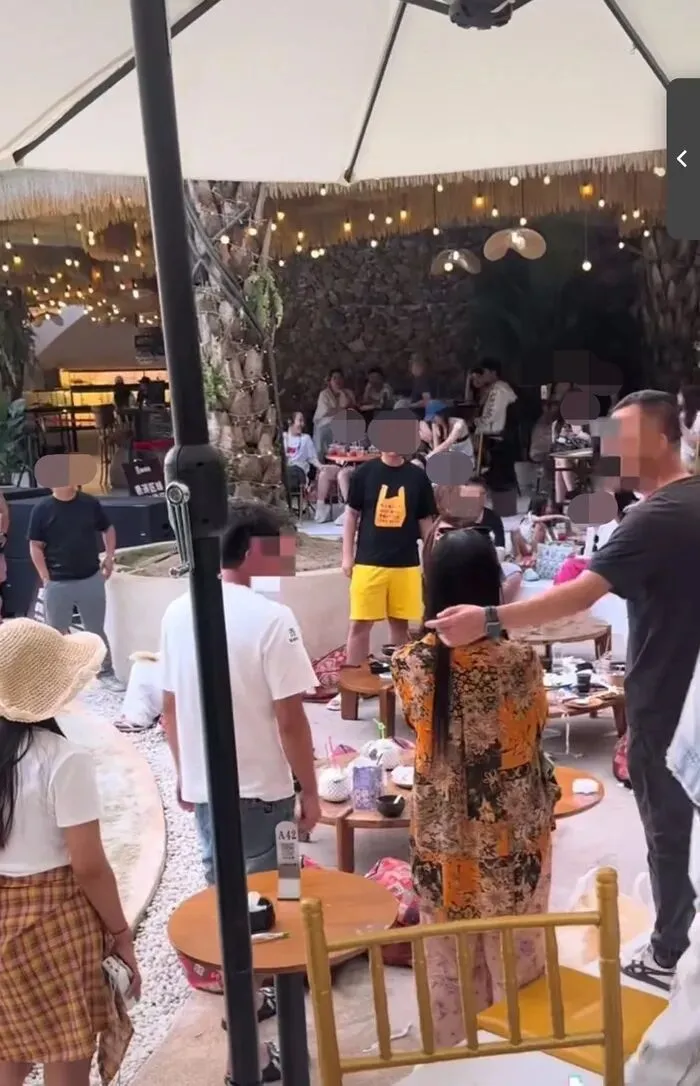 游客飞3000公里到云南一景区游玩,称因明星录综艺被强制清场;回应:一小块区域被围起,占用仅十多分钟