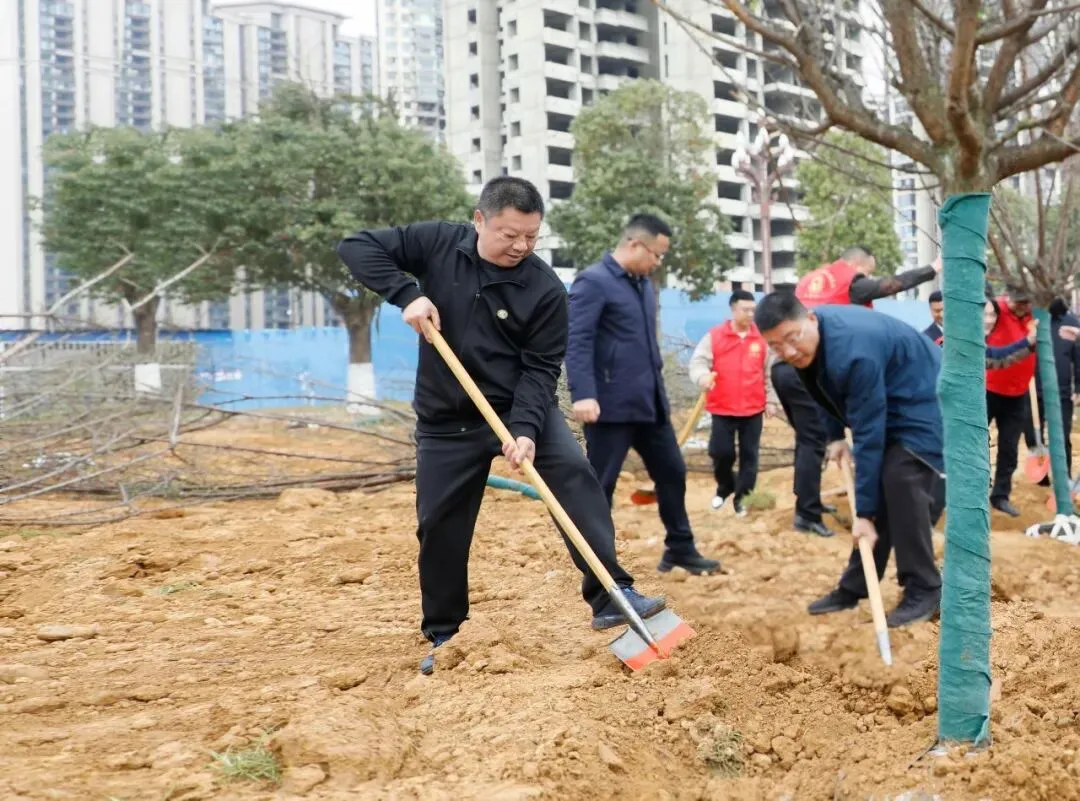 我市在嘉陵江山旅游度假区巴都公园开展义务植树活动