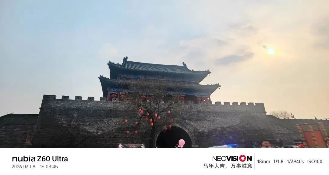 发现一个奇怪的现象:景区堵车遇人肉拦路,守规矩的人却集体沉默……