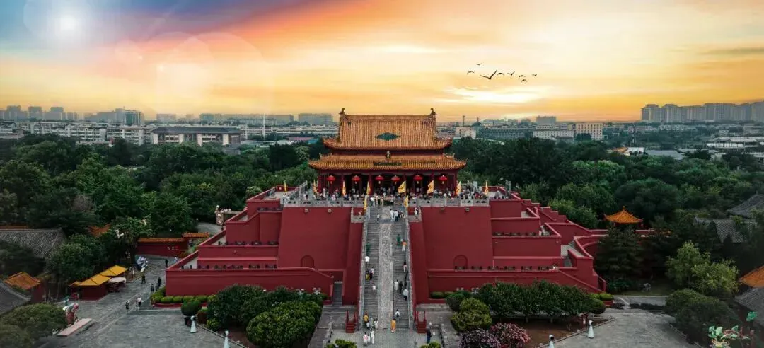 开封怪像:千万游客涌入,景区赚翻、街边店倒闭,文旅繁荣为何带不动实体?