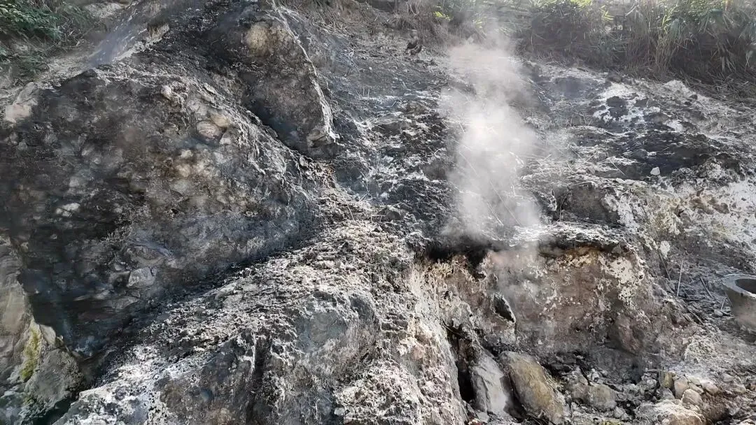 2月24日云南腾冲:热海景区现舀温泉水泡方便面