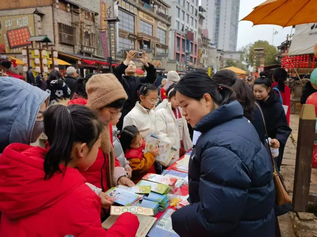 图片新闻:衡山县在衡山渡景区组织开展反邪教宣传活动