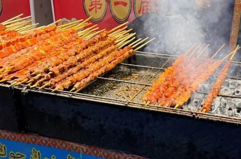 1米长“网红大肉串”翻车!景区卖20块,成本不到5块?别再交“智商税”了!