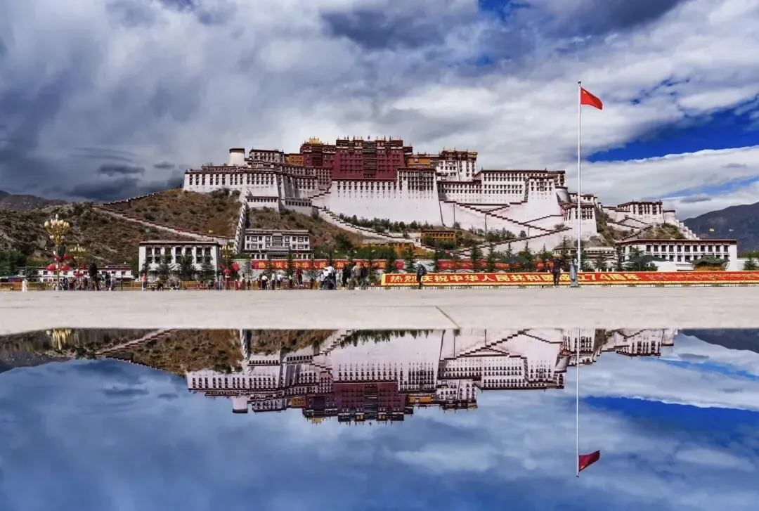 发现一个奇怪的现象,布达拉宫旅游攻略这么多,还是有很多人连门都进不去