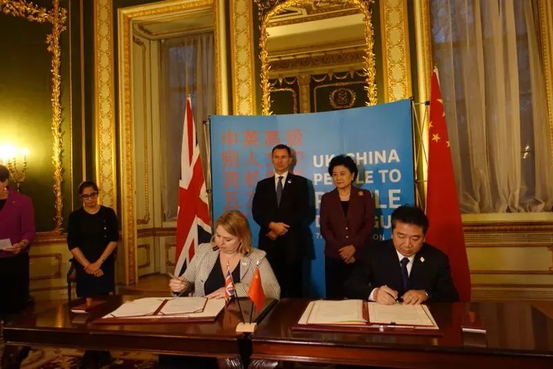 刘延东见证中英旅游合作文件签署