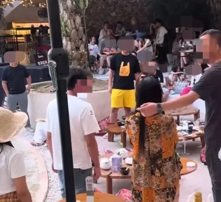 西双版纳花卉园综艺清场风波:游客被赶,景区致歉承认服务欠缺