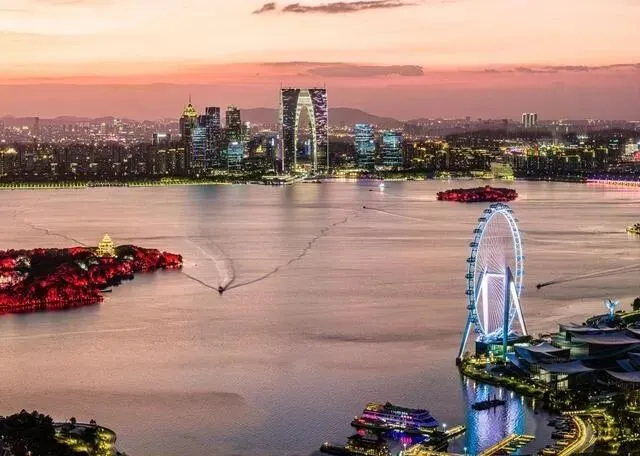 大批老人涌入苏州,打着旅游名义,不逛园林不看周庄,要干嘛?