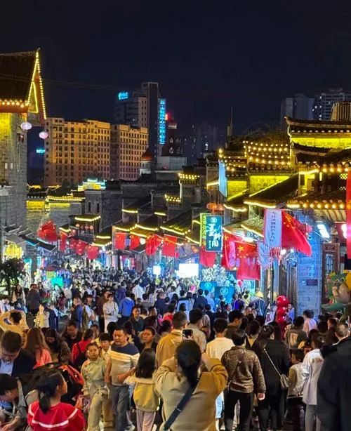 大量意大利游客涌入铜仁,打着旅游的幌子,不逛梵净山,不吃社饭,为什么?