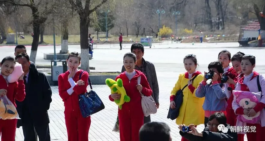 朝鲜姑娘到中国旅游,看什么都觉得好,就是觉得物价有点高