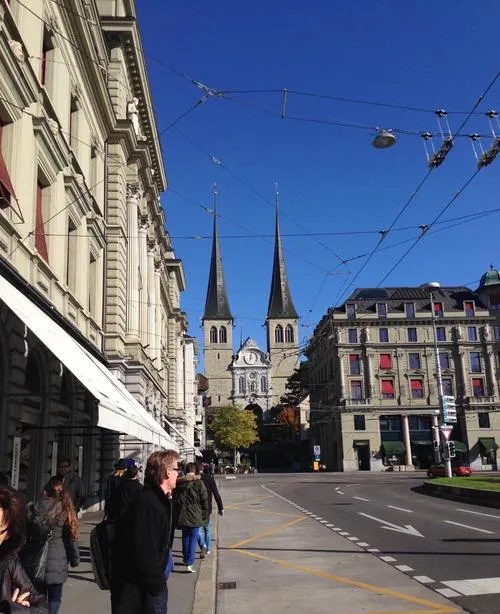 大量瑞士游客涌入达州,打着旅游的幌子,不逛賨人谷,不吃开江羊肉格格,为什么?