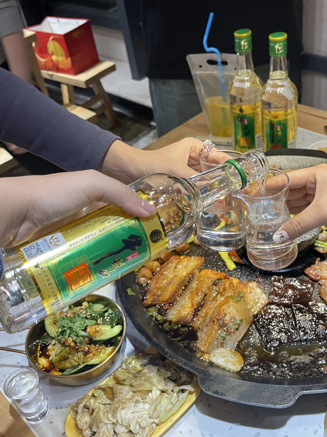 端起杯来就是喝｜青春献给小酒桌‼️