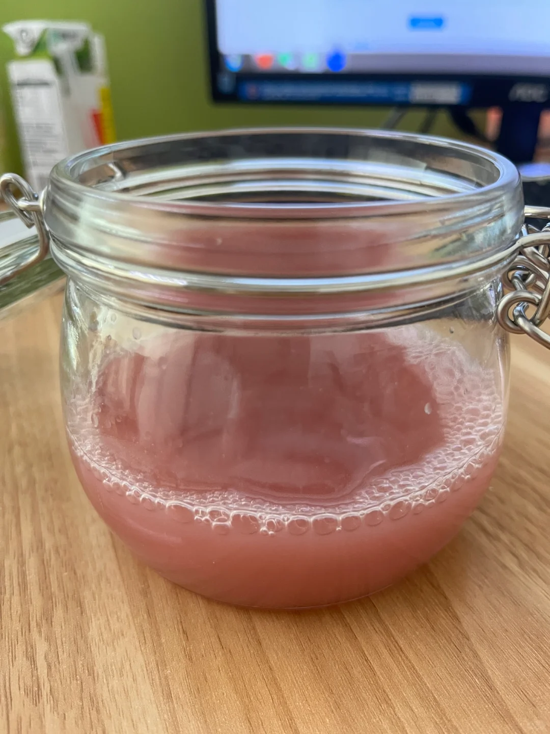 新手自酿葡萄酒发酵成功,色泽口感完美?