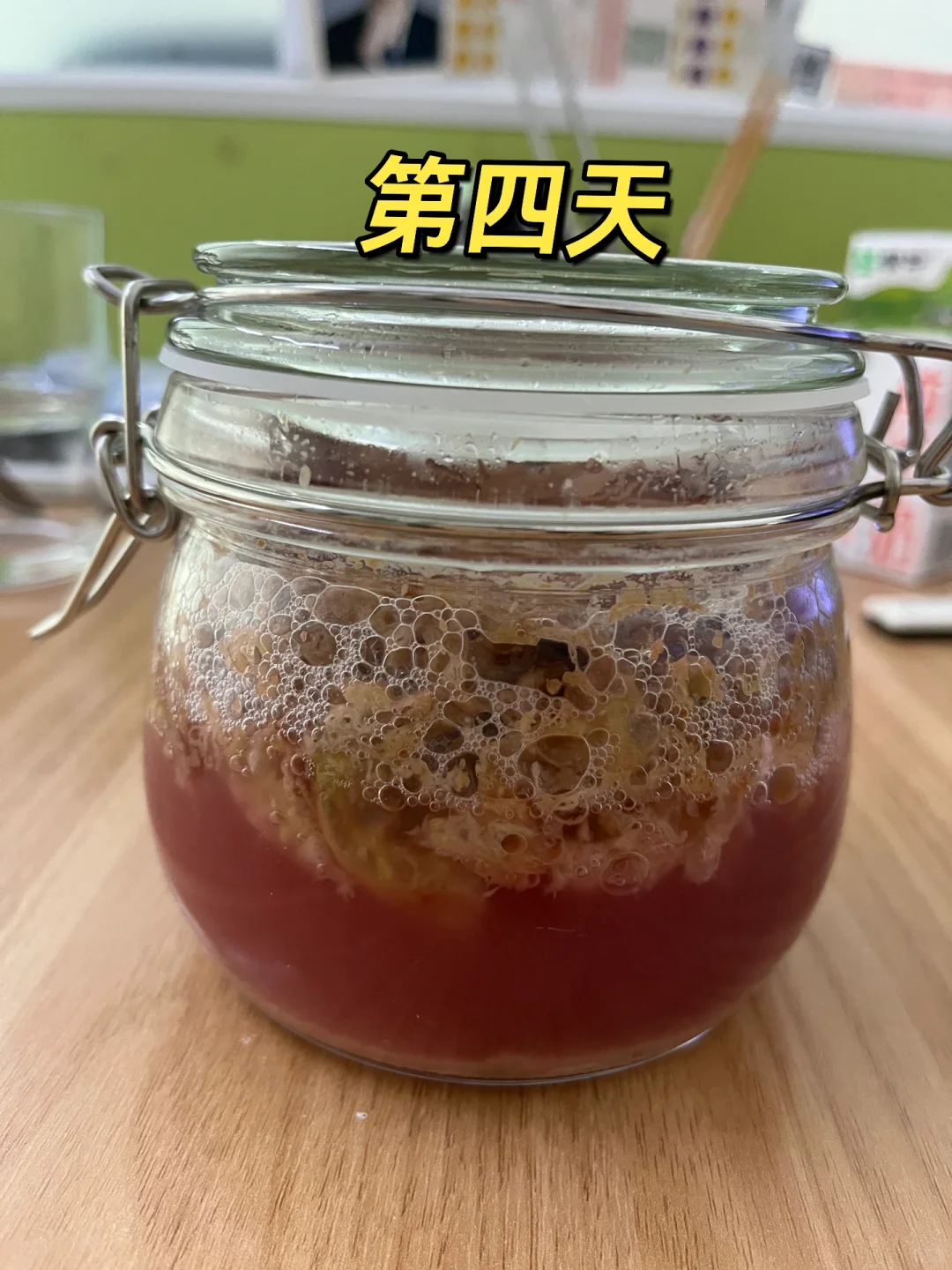 新手自酿葡萄酒发酵成功,色泽口感完美?
