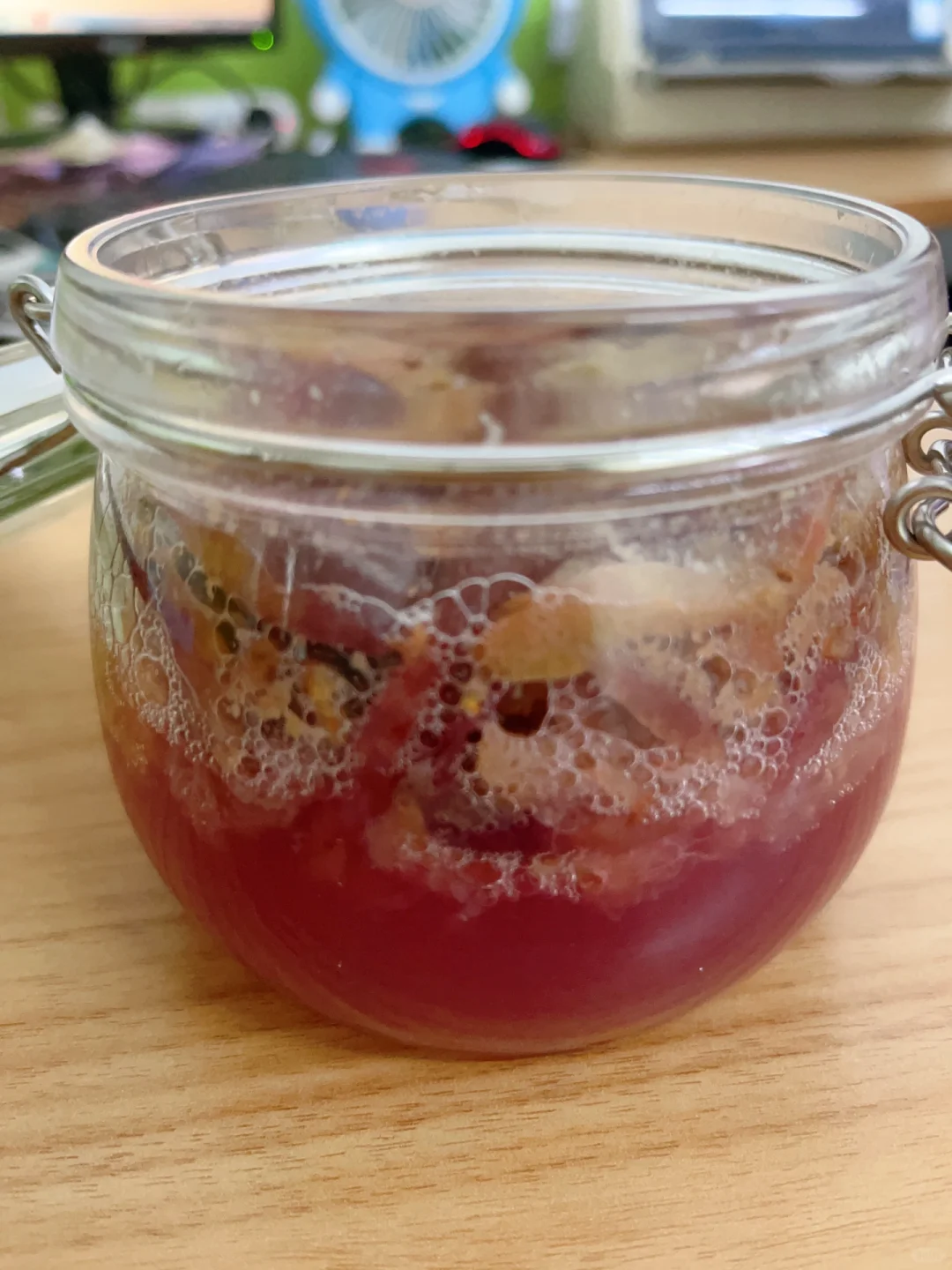 新手自酿葡萄酒发酵成功,色泽口感完美?