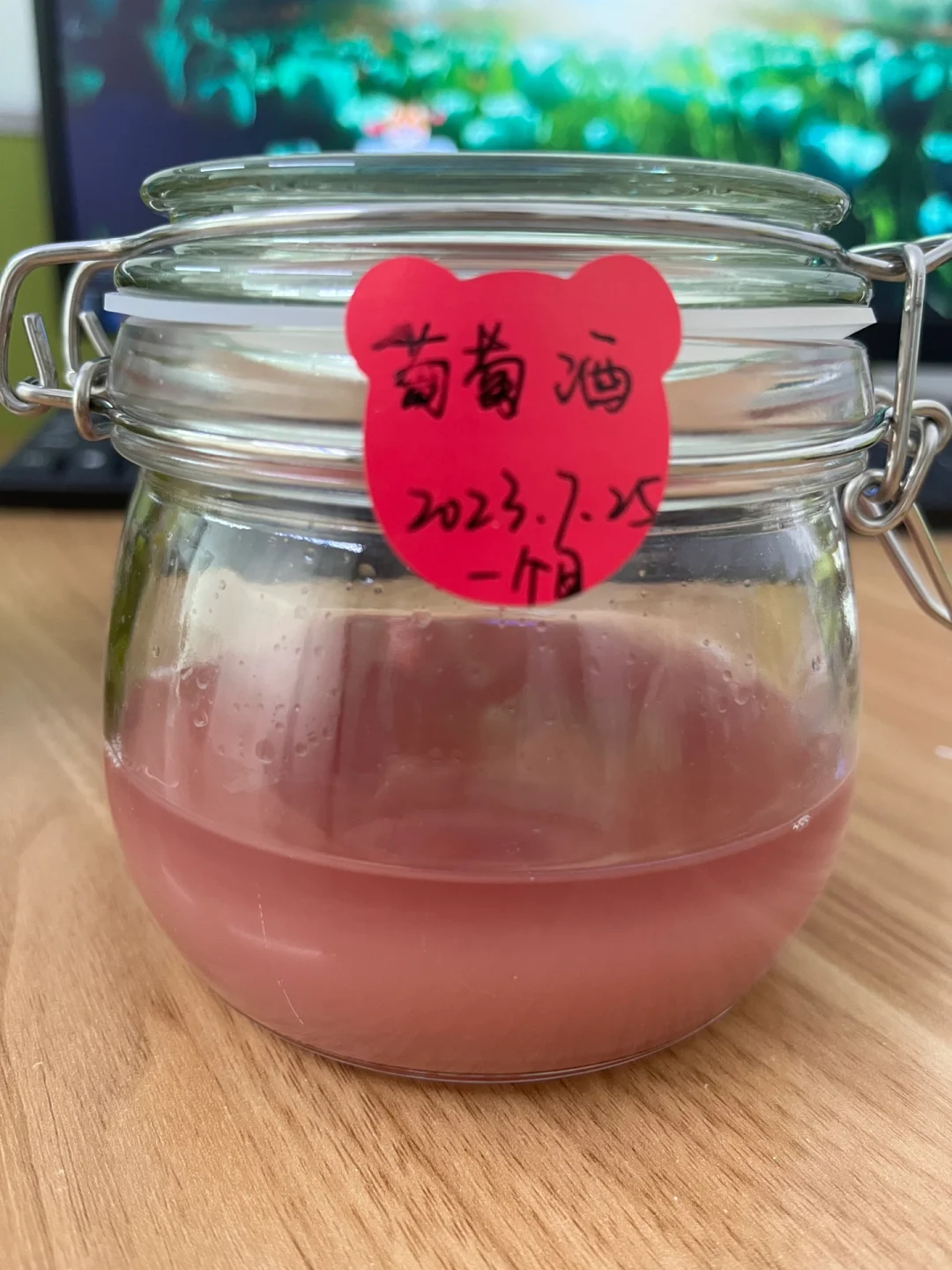 新手自酿葡萄酒发酵成功,色泽口感完美?
