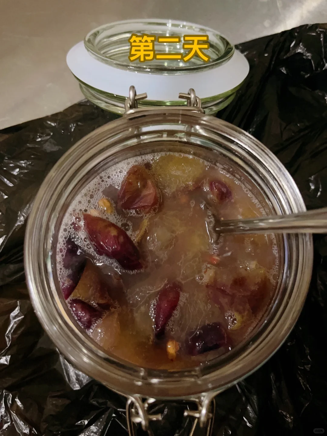 新手自酿葡萄酒发酵成功,色泽口感完美?