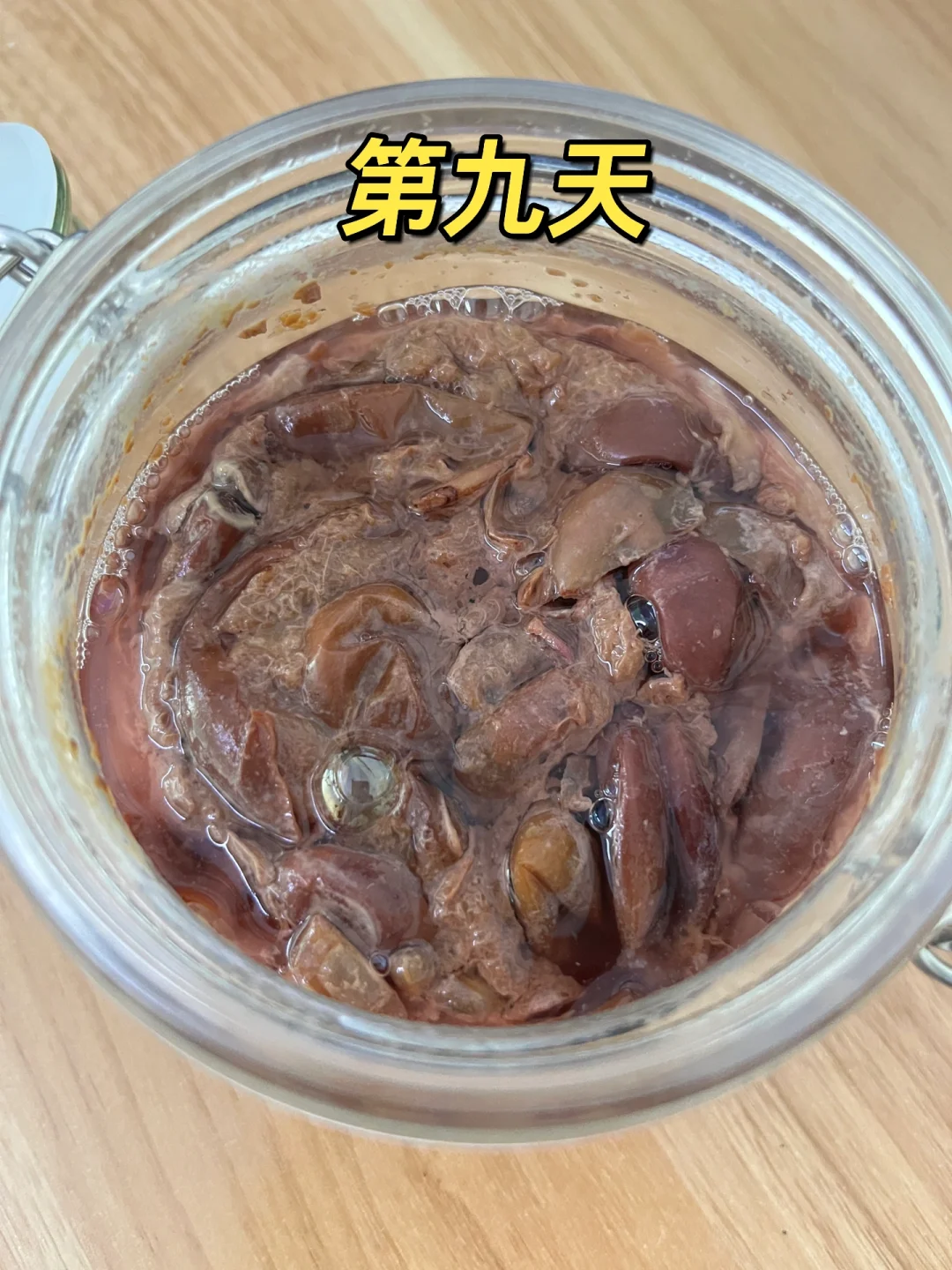新手自酿葡萄酒发酵成功,色泽口感完美?
