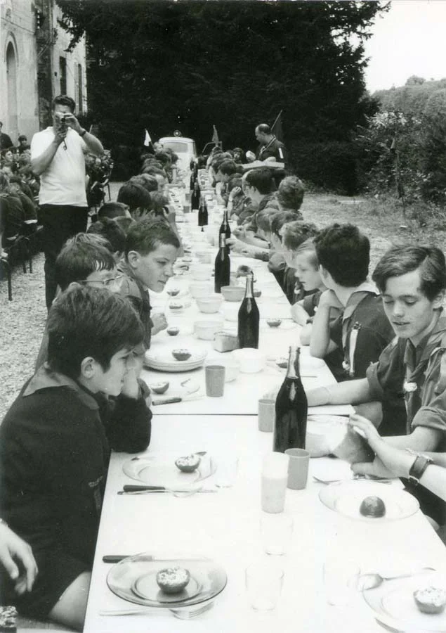 1950年法国，小学生在校食堂把葡萄酒当水喝