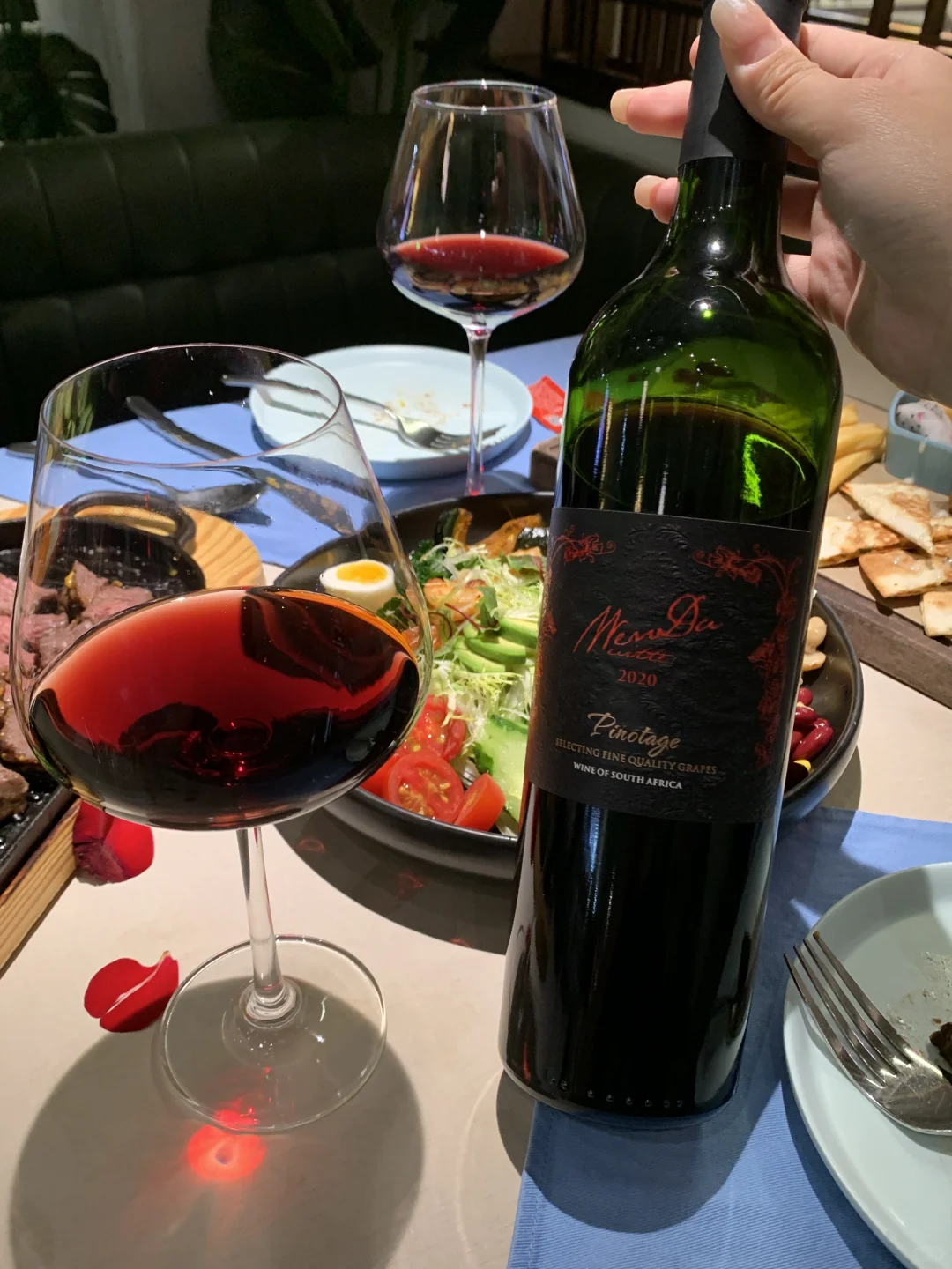 西餐之夜，与红酒作伴?