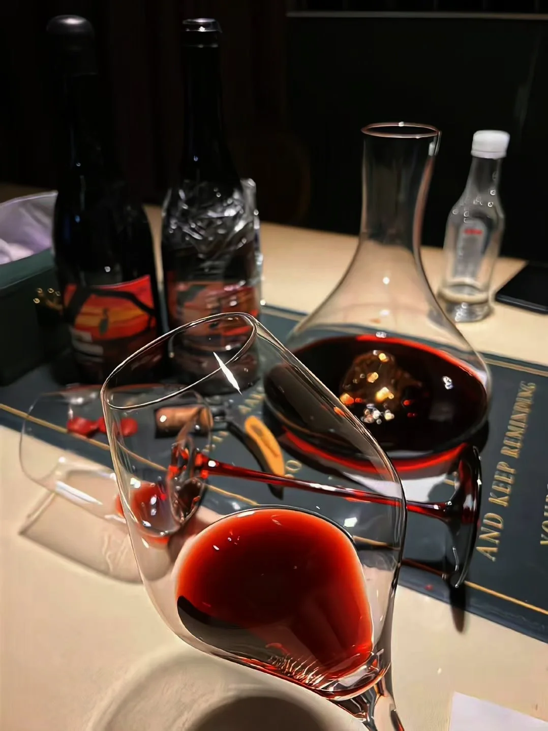 品鉴葡萄酒，是一场全身心投入的感官盛宴