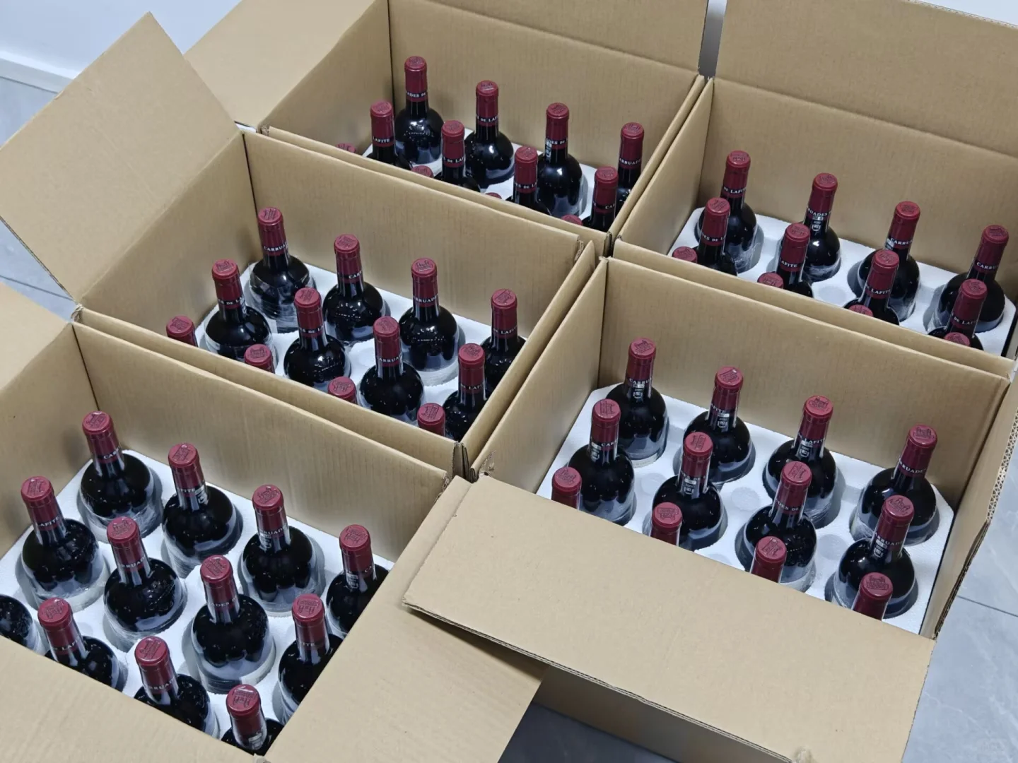 猜一猜这一箱小拉菲值多少钱？