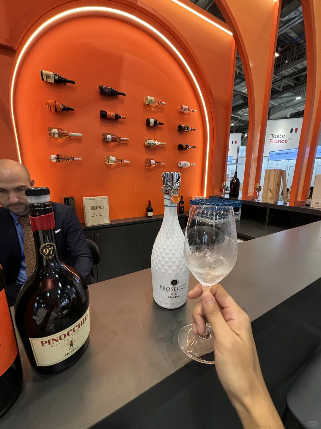 是哪个大聪明在金沙酒展连喝带拿的