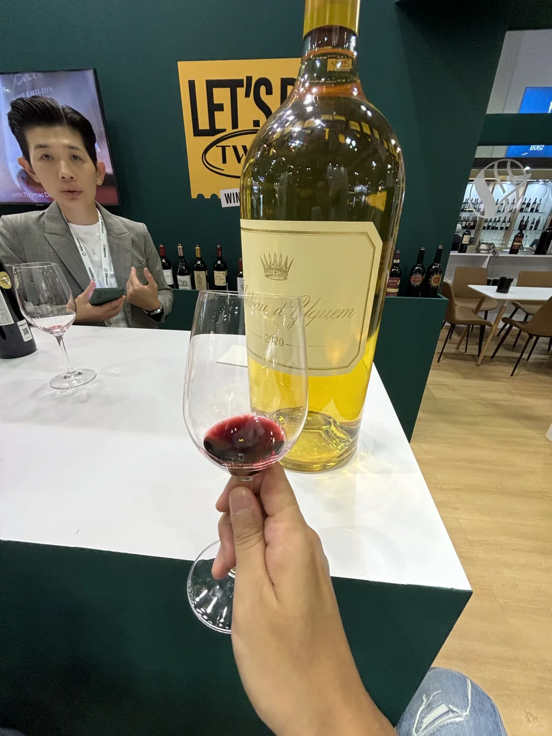 是哪个大聪明在金沙酒展连喝带拿的