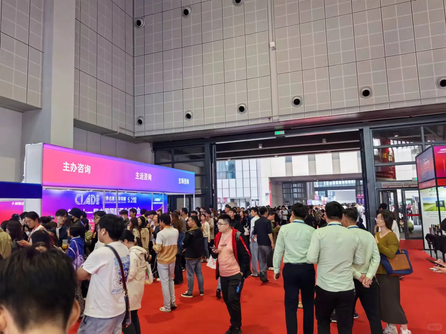 虹桥的酒业博览会开始啦 好漂亮?