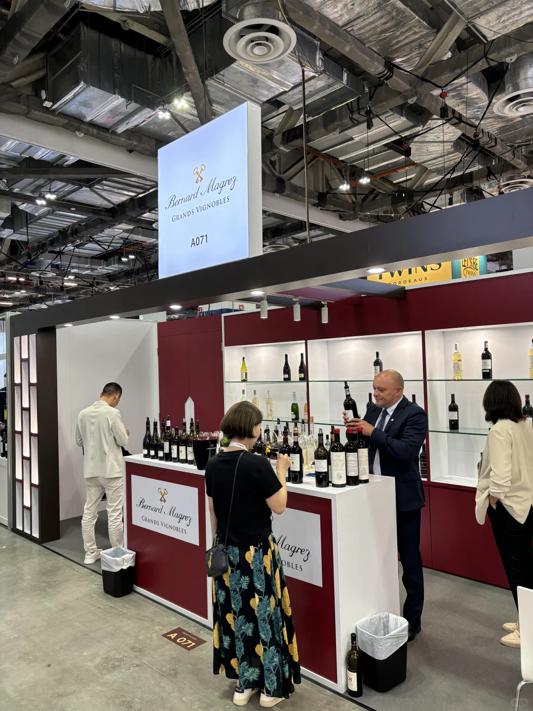 是哪个大聪明在金沙酒展连喝带拿的