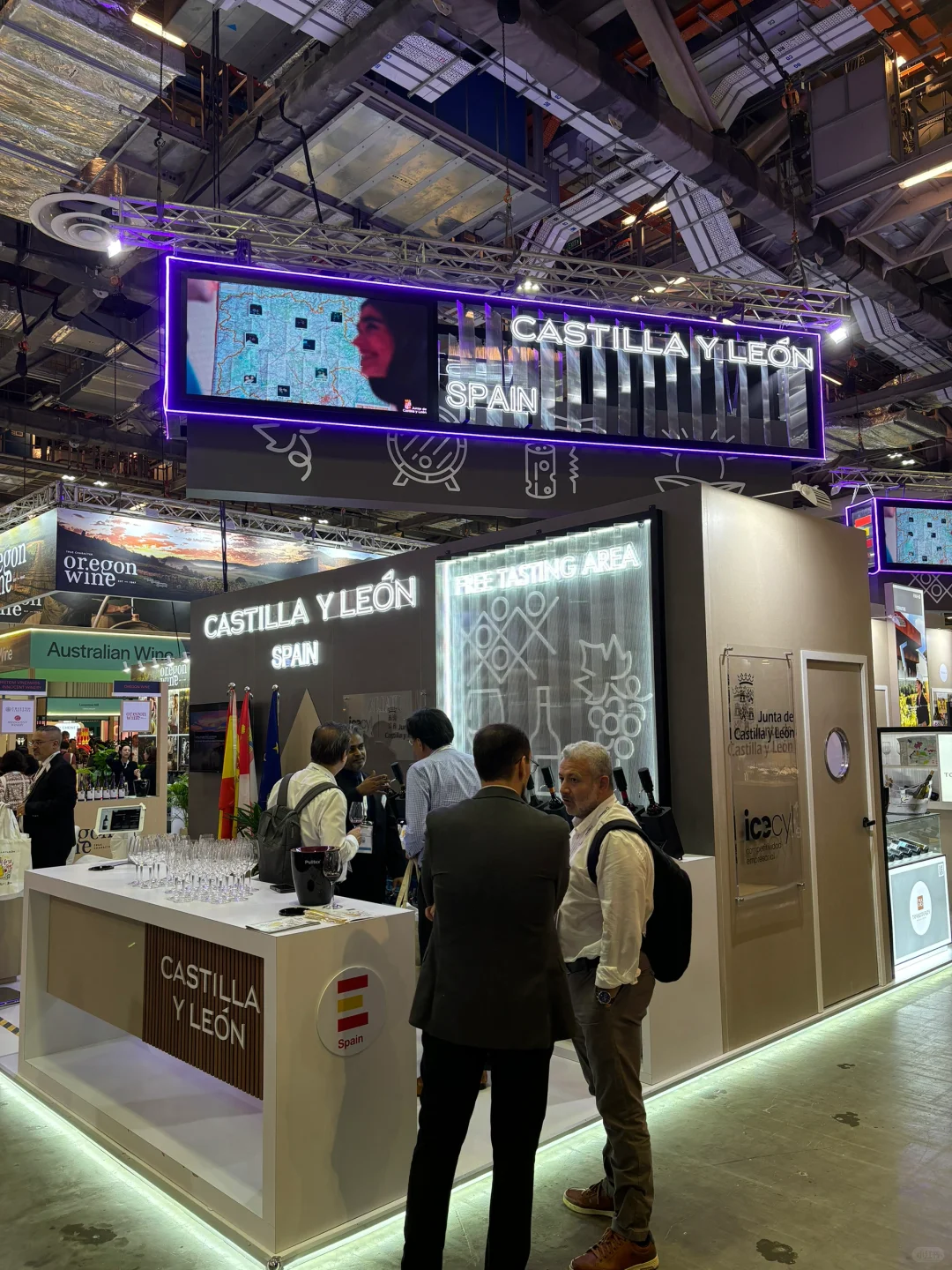 是哪个大聪明在金沙酒展连喝带拿的