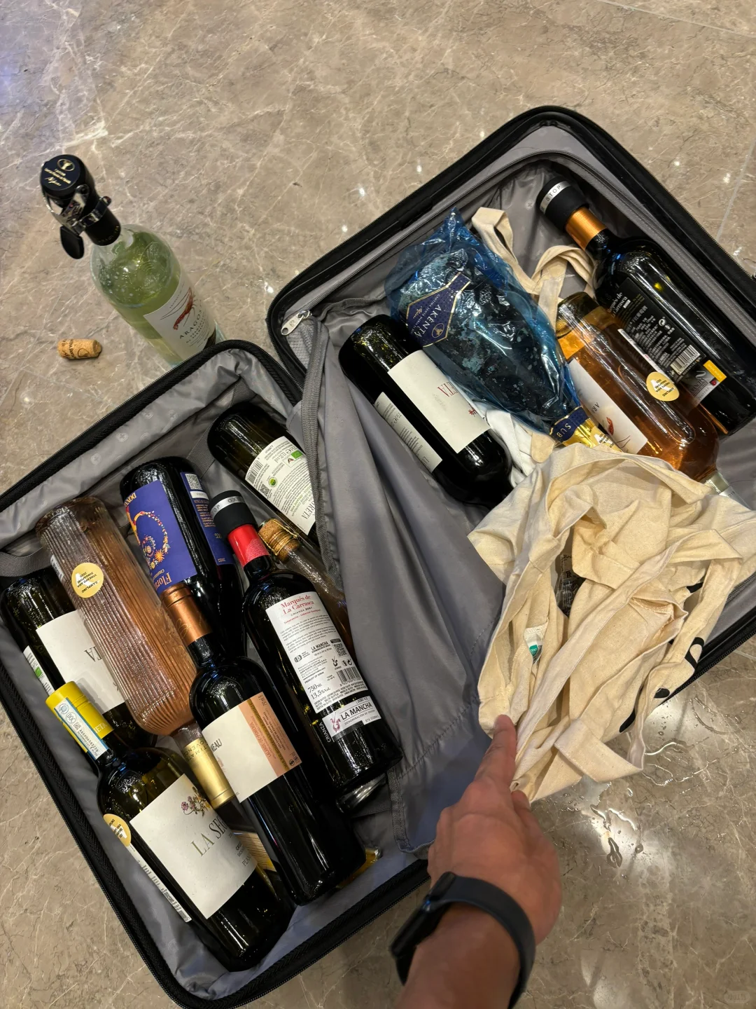 是哪个大聪明在金沙酒展连喝带拿的