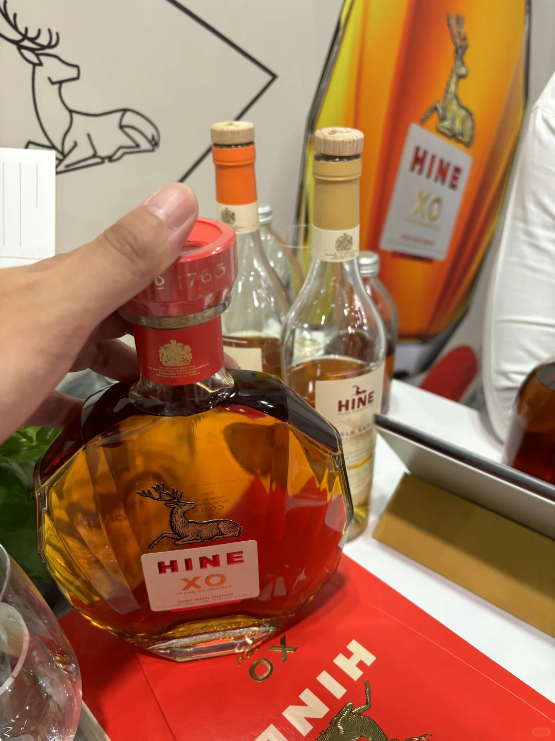 是哪个大聪明在金沙酒展连喝带拿的