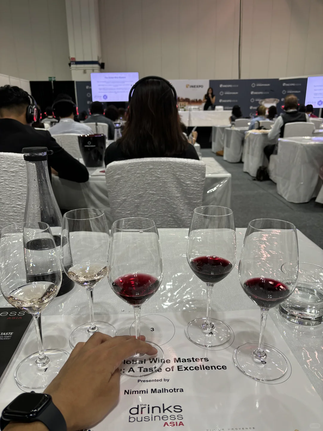 是哪个大聪明在金沙酒展连喝带拿的