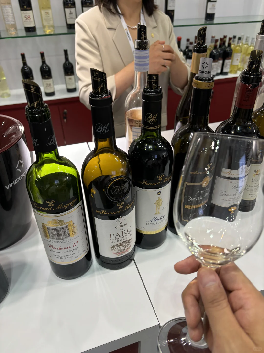 是哪个大聪明在金沙酒展连喝带拿的