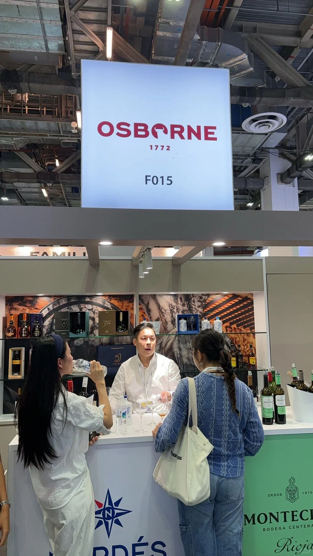 是哪个大聪明在金沙酒展连喝带拿的