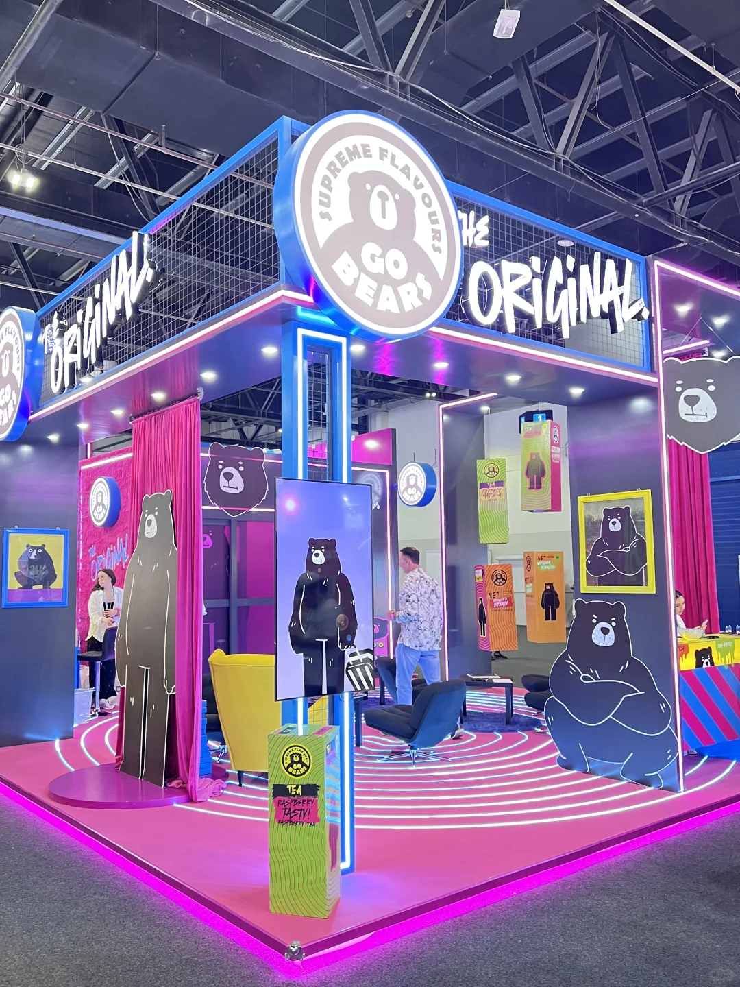 迪拜的展会还带DJ打碟呢？！