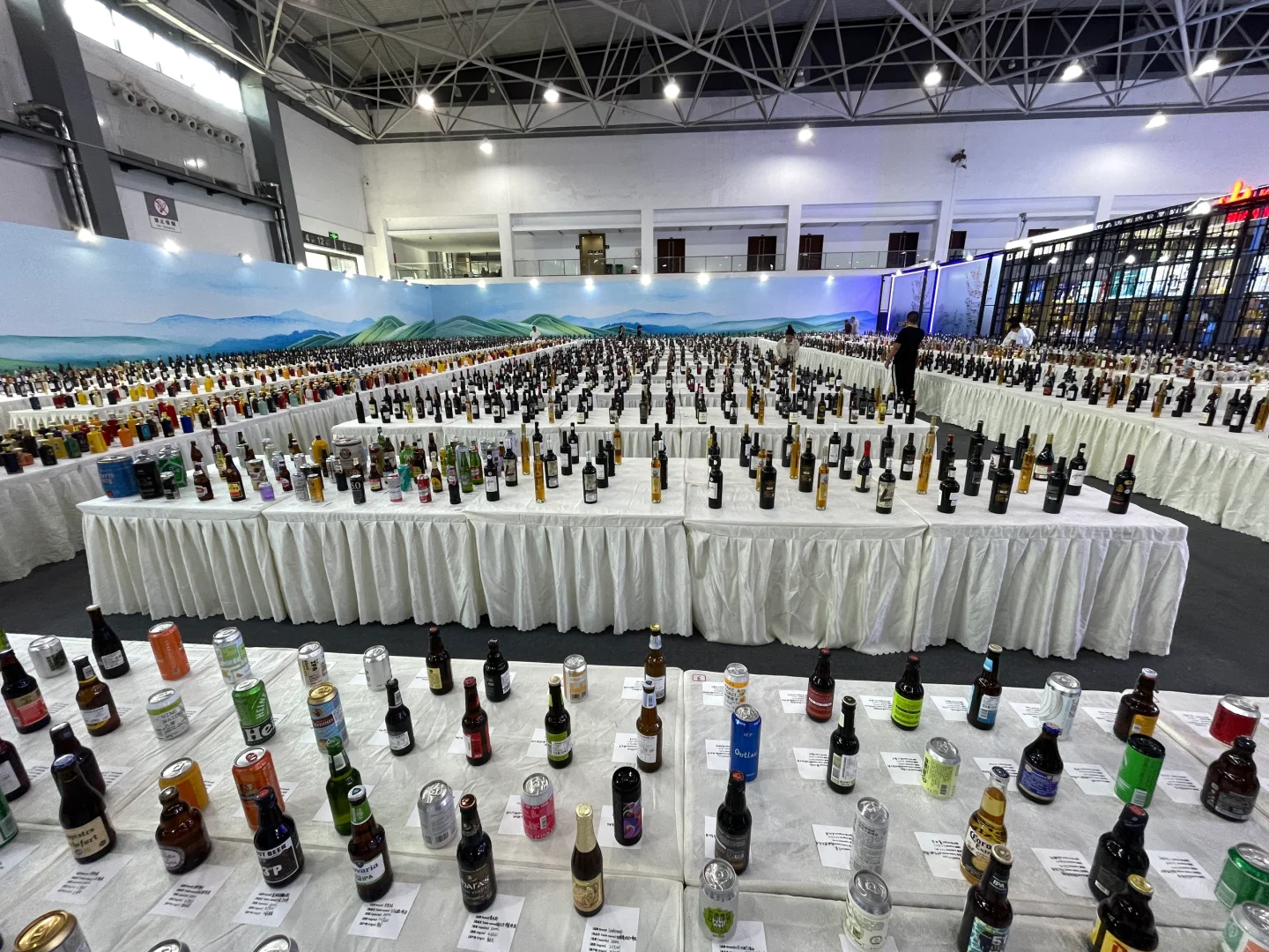 酒博会上奇形怪状的酒瓶