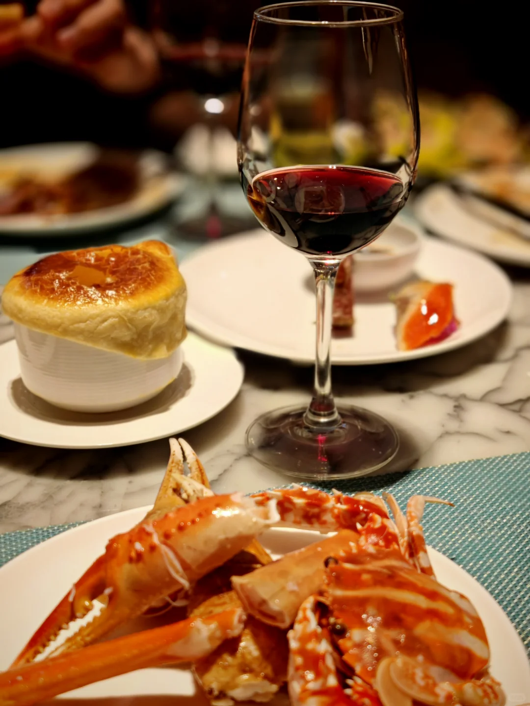 酒是幸福生活的催化剂，见证了许多美好瞬间