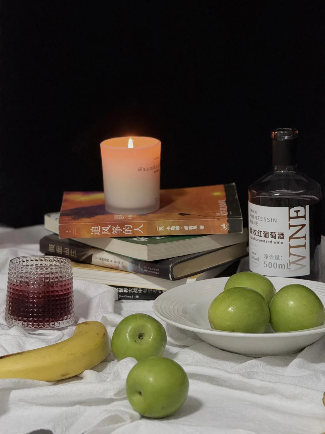 摇晃的红酒杯藏着白天的故事和夜晚的温柔…