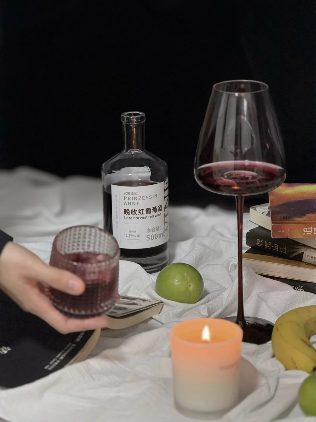 摇晃的红酒杯藏着白天的故事和夜晚的温柔…