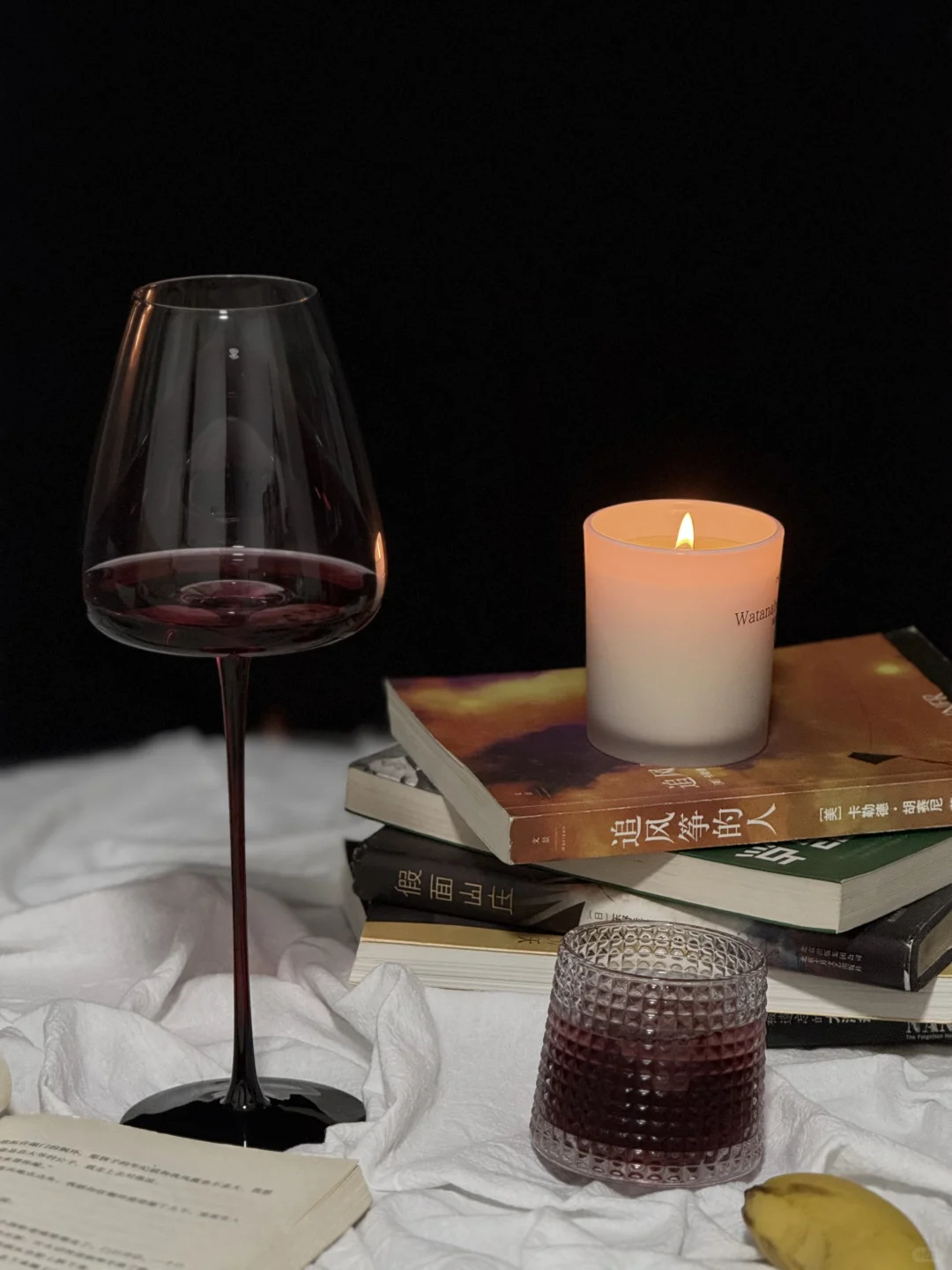 摇晃的红酒杯藏着白天的故事和夜晚的温柔…