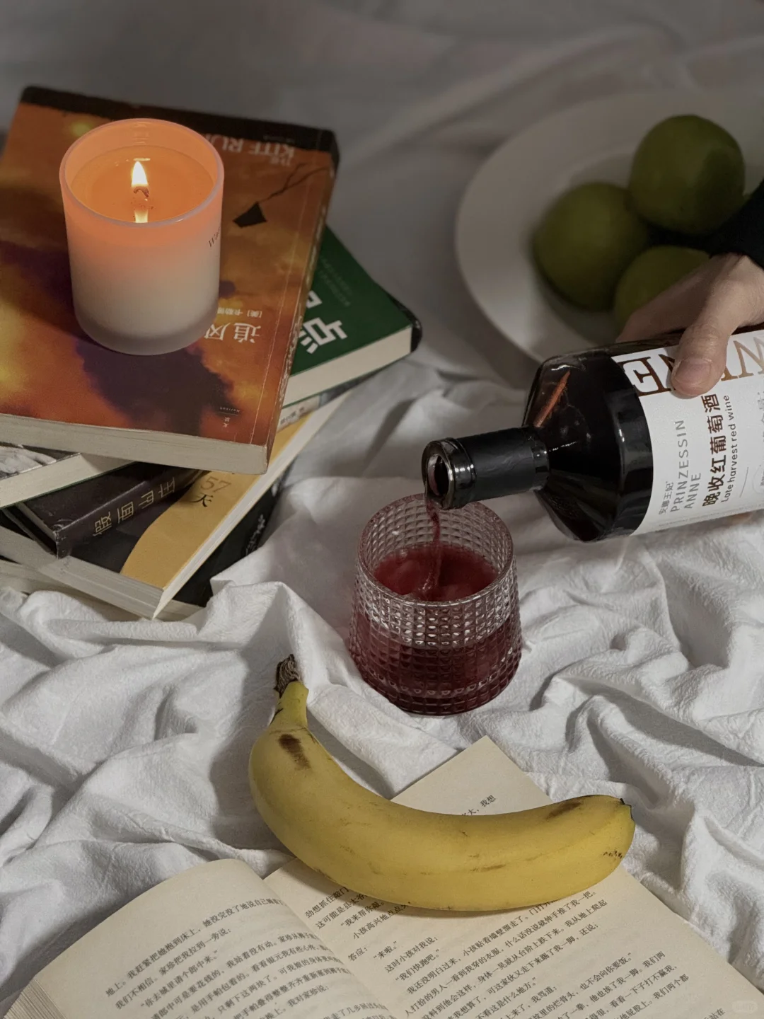 摇晃的红酒杯藏着白天的故事和夜晚的温柔…